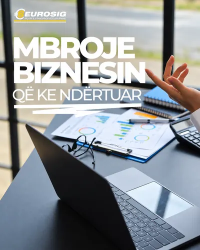 Mbroje biznesin që ke ndërtuar. Një tavolinë pune me raporte, laptop dhe makinë llogaritëse.