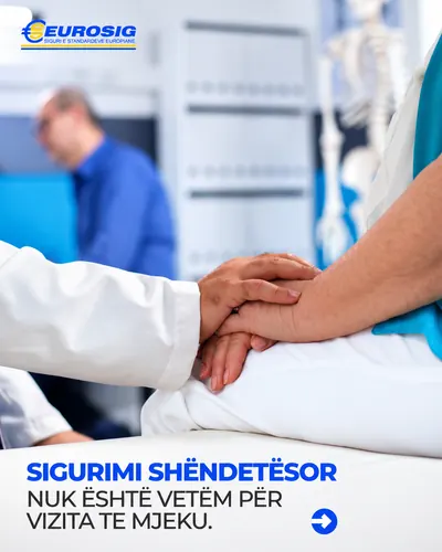 Sigurimi shëndetësor nuk është vetëm për vizita te mjeku. Dora e mjekut mbi dorën e pacientit.