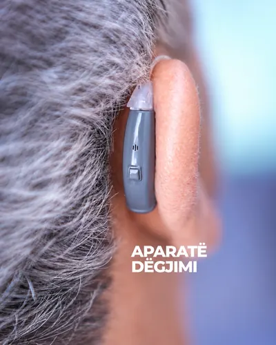 Aparatë dëgjimi. Një aparat dëgjimi në veshin e një të moshuari.